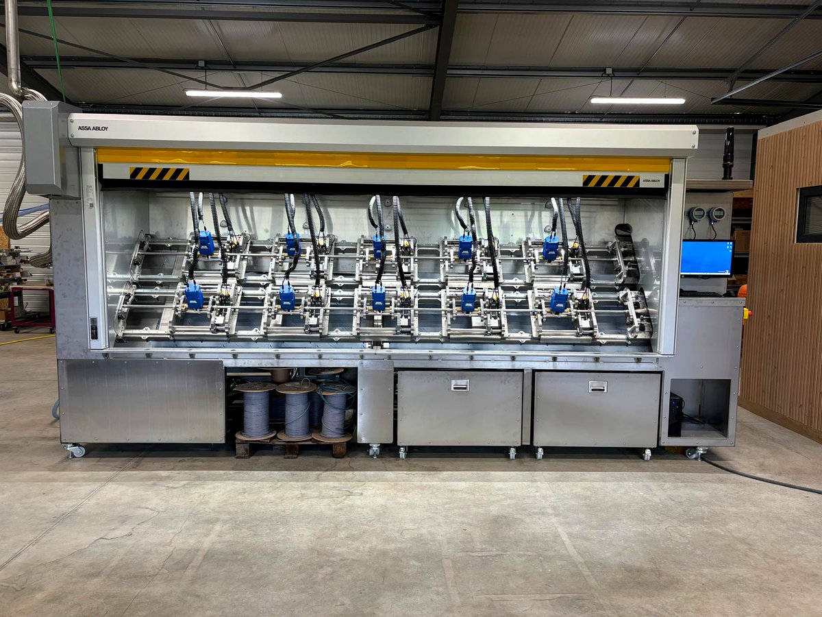 Machine spéciale multiposte sous carter de sécurité