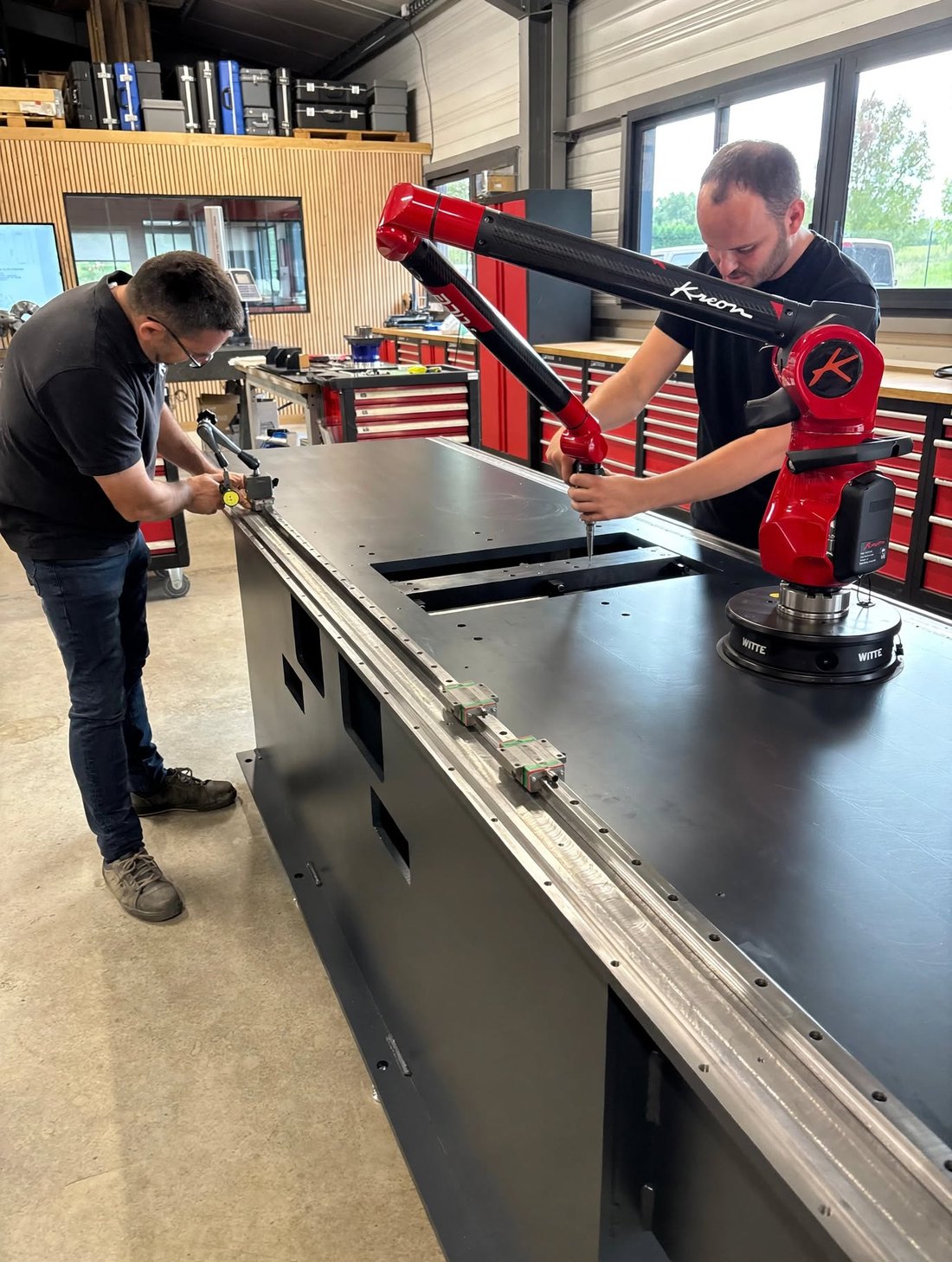 Contrôle géométrique au bras de mesure 3D Kreon pendant l'assemblage d'une machine de précision chez M3i Industrie