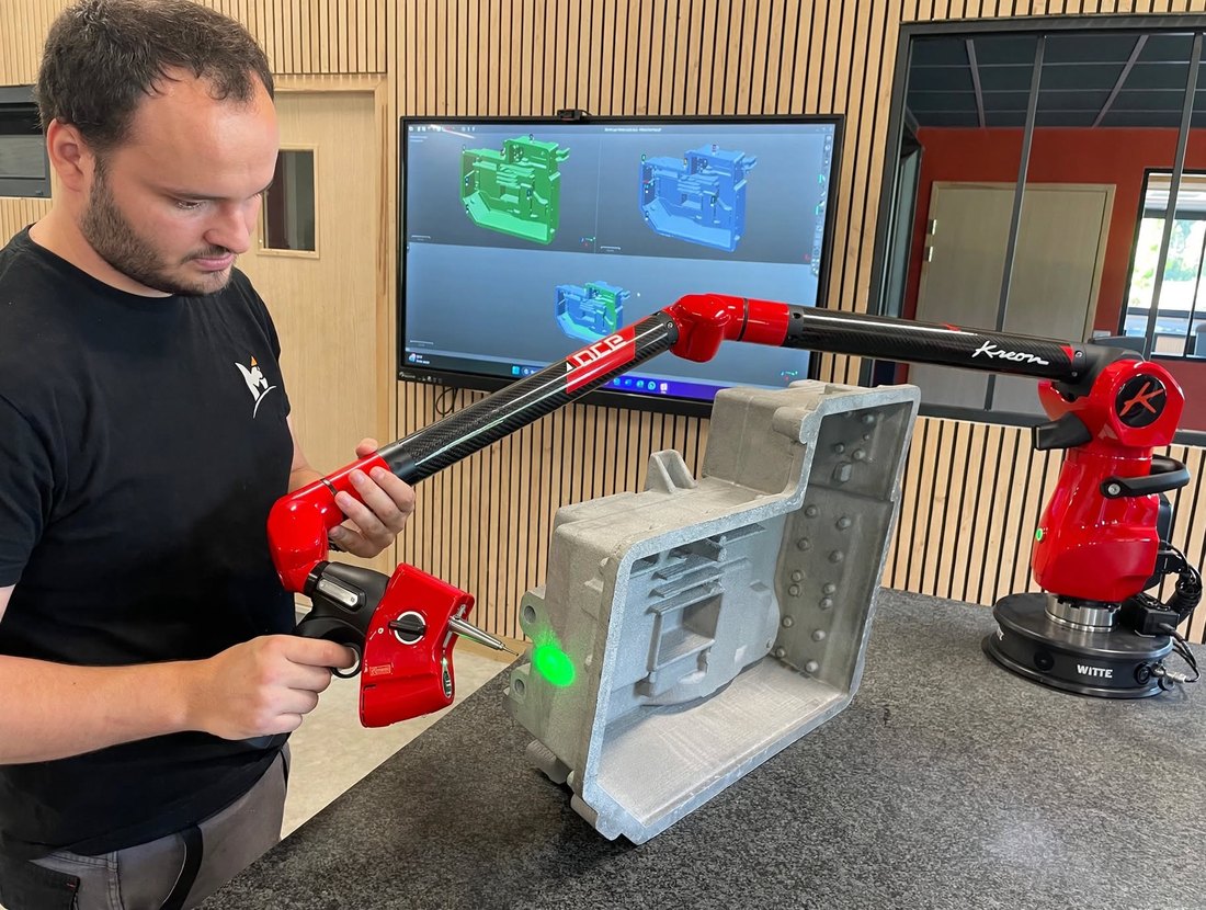 Numérisation 3D d'une pièce de fonderie au bras de mesure laser Kreon, avec comparaison au modèle CAO à l'écran, chez M3i Industrie
